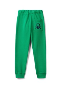 Grüne Sweatpants aus weichem Material mit elastischem Bund, schmal zulaufenden Säumen und einer hinteren Tasche mit einem marineblauen Design.