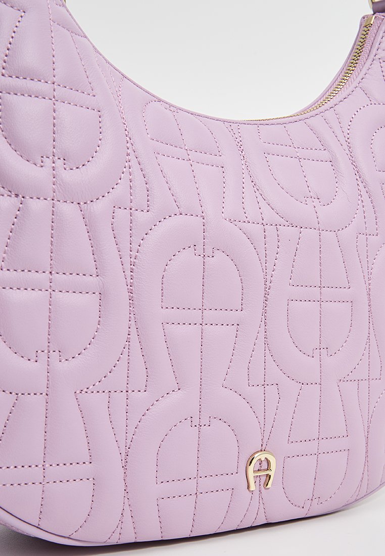 Lavendel Leder Schultertasche mit gestepptem Muster, geschwungener Form und goldenen Hardware-Akzenten. Reißverschlussverschluss entlang der oberen Kante.