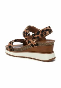 Sandalias de cuña con estampado de leopardo, con dos correas ajustables, una base marrón texturizada y una suela de goma blanca. Presenta un leve brillo.