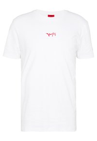 Camiseta de algodón blanca con cuello redondo, que presenta un pequeño logo bordado rojo en el centro delantero. Mangas cortas y dobladillo recto.