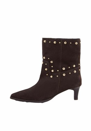 Juodas zomšinės kulkšninių botai su smailiu nosiu ir 5 cm aukščio kulnu. Papuošti auksiniais kalnų kristalais dekoratyvine schema šone ir aplink kulkšnį.