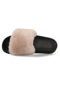 Fuzzy roze slide sandaal met een zachte faux fur band, zwarte textuur voetbed, en een platte zool ontworpen voor comfort en casual gebruik.