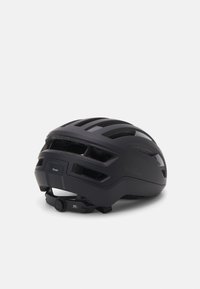 Casco per bicicletta nero con un design elegante, dotato di fessure per la ventilazione e di una fascia regolabile sul retro per una vestibilità sicura.