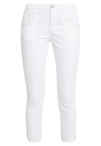Pantalones ajustados blancos con bolsillos frontales, cierre de botón y sutiles detalles de costura en los bordes de los bolsillos.