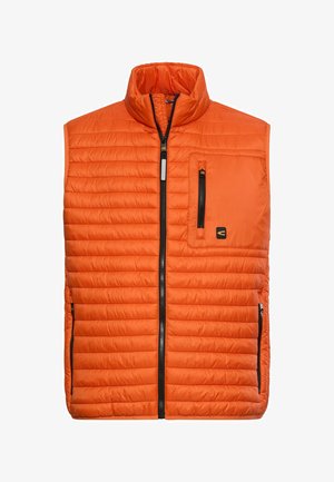 Oranje gewatteerde mouwloze bodywarmer met hoge hals, zwarte ritssluiting aan de voorkant, met ritssluiting afsluitbare borstzak en zijzakken tegen een witte achtergrond.