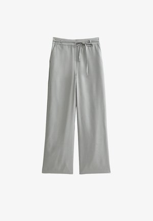 Szare szerokie spodnie z gumką w pasie, szlufkami na pasek i bocznymi kieszeniami, ułożone na płasko na białym tle.