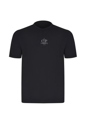 T-shirt nera a maniche corte con scollo rotondo e piccolo logo bianco "C.P. Company" al centro del petto.