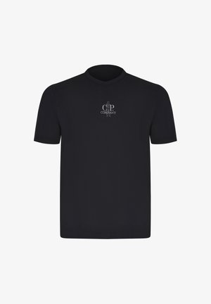 T-shirt nera a maniche corte con scollo rotondo e piccolo logo bianco "C.P. Company" al centro del petto.
