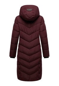 Cappotto imbottito bordeaux con motivo a zig-zag, caratterizzato da un grande cappuccio, bottoni laterali e polsini neri. Tessuto morbido e lunghezza fino al ginocchio.