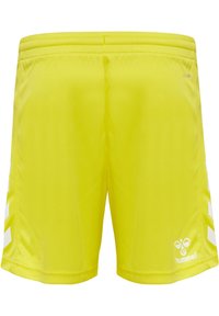 Gele sportshorts met een gladde textuur, voorzien van witte chevronpatronen aan de zijkanten en een klein logo rechts onderaan.