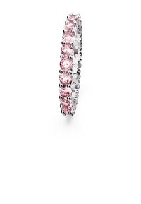 Bague en argent avec une rangée continue de pierres précieuses rondes roses maintenues par des griffes, présentée sur fond blanc.