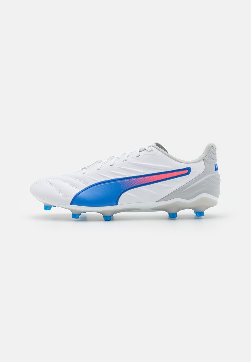 Scarpe da calcio bianche con accenti blu e rosa. Parte superiore in sintetico liscio, pannelli texturizzati, tallone grigio chiaro e tacchetti blu removibili.
