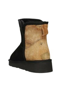 Stivale in suede nero con un accento color cammello a motivo mappale sul lato, suola in gomma e altezza ridotta per copertura alla caviglia.