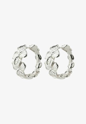 Silberfarbene Creolenohrringe mit einem floralen Blätterdesign und feinen Details. Das Design ist symmetrisch und dreidimensional.