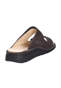 Sandalo in pelle marrone con design laterali traforati e soletta beige. Suola in gomma nera con grip testurizzato. Dettagli cuciti lungo i bordi.