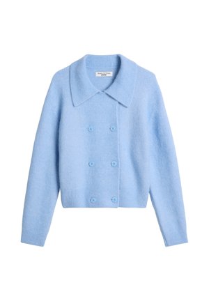 Cardigan court bleu clair en tissu doux avec col, fermeture double boutonnage, poignets et ourlet côtelés.