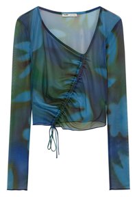 Blusa trasparente a maniche lunghe in blu e verde con motivo floreale, caratterizzata da scollo a V e dettagli arricciati sui lati con lacci.