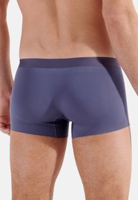 Boxer da uomo blu navy realizzati in un tessuto morbido e elastico, con una ampia cintura elasticizzata e un design aderente per il comfort.