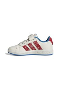 Weiße Sneakers mit roten, gewebten Akzenten, blauer Innenausstattung und einer strukturierten weißen Sohle. Sie verfügen über einen Klettverschluss und ein Design mit drei Streifen.