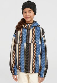 Sudadera de forro polar con capucha, con rayas en forma de chevrón en azul, marrón, crema y negro. Incluye un bolsillo delantero y cierre de botón.