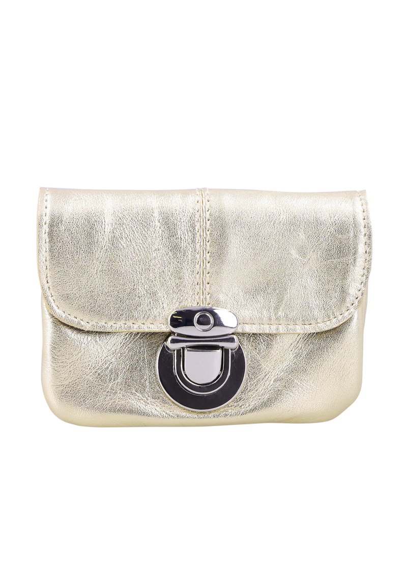 Clutch bag dorata in metallo con superficie in pelle testurizzata, dotata di una chiusura circolare in argento e una chiusura a pattina. Forma compatta e rettangolare.