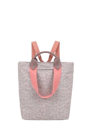 Hellgrauer Tote-Rucksack mit dezenten Leopardenflecken und pinken Trägern, mit kurzen Henkeln und verstellbaren Schultergurten.