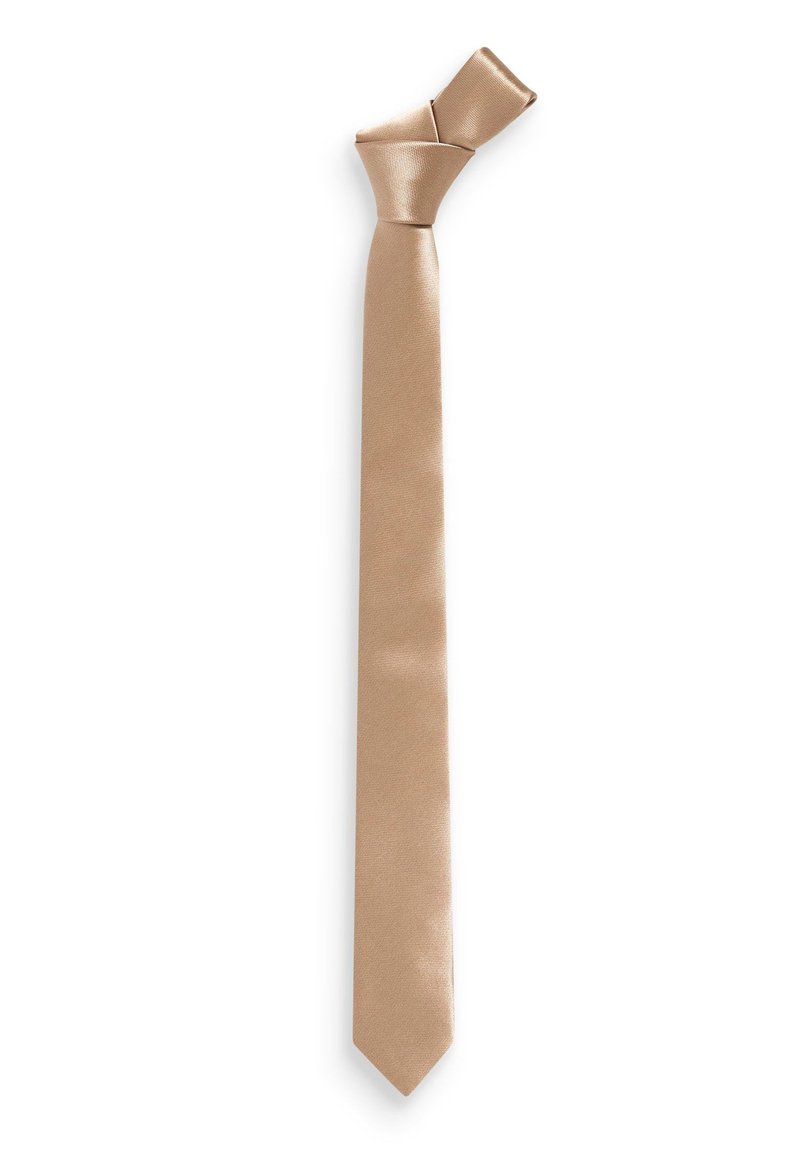 Beige satin slipsample med en spids ende og et unikt dobbeltfoldet design øverst for et moderne look. Glat tekstur med en blank overflade.