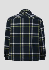 Herren Flanellhemd mit dunklem Marineblau als Grundfarbe, ausgestattet mit einem grünen und weißen Karomuster, langen Ärmeln und einem Button-Down-Kragen.