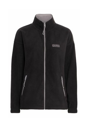 Chaqueta de polar negra con cuello alto, cremallera gris y dos bolsillos laterales con cremallera. Presenta un logo en el pecho. Textura suave.