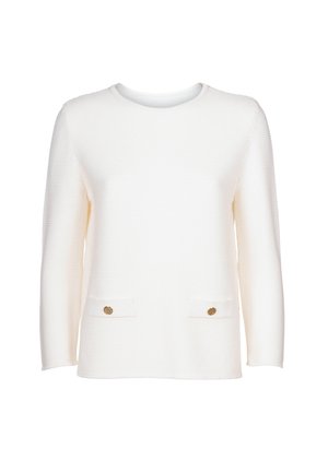 Pull en maille blanc avec col rond, manches longues et deux poches avant dotées de boutons dorés. Design simple et épuré.