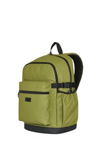 Mochila de nylon verde con forma redondeada, que cuenta con un bolsillo frontal con cremallera, correas ajustables y un panel trasero acolchado.