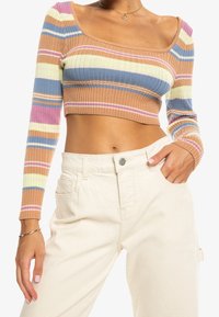 Gestreifter, kurz geschnittener Rippstrickpullover in Pastellfarben (Pink, Blau, Grün, Beige) mit langen Ärmeln und weitem Ausschnitt. Strukturierter Strickstoff.