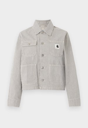 Veste courte pour homme à boutons, avec fines rayures verticales noires et blanches, col, quatre poches avant, et un patch logo Carhartt sur la poche poitrine.