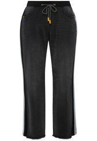 Pantalones de mezclilla negros con un corte relajado, que presentan franjas laterales, una cintura elástica, cordón ajustable y dobladillos deshilachados. Incluyen detalles en amarillo.