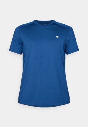 Blå kortermet t-skjorte laget av lett stoff, med rund hals og en liten hvit logo på øvre venstre bryst.