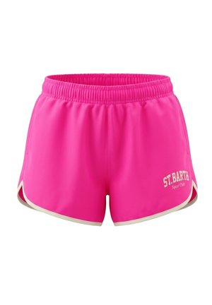 Pantaloncini sportivi fucsia con vita elastica, rifiniture bianche e scritta "ST.BARTH Sport Club" sulla gamba anteriore destra.