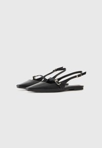 Scarpe ballerine nere con cinturino posteriore realizzate in pelle liscia, con punta affusolata, dotate di due cinturini regolabili e sottili dettagli in metallo dorato.