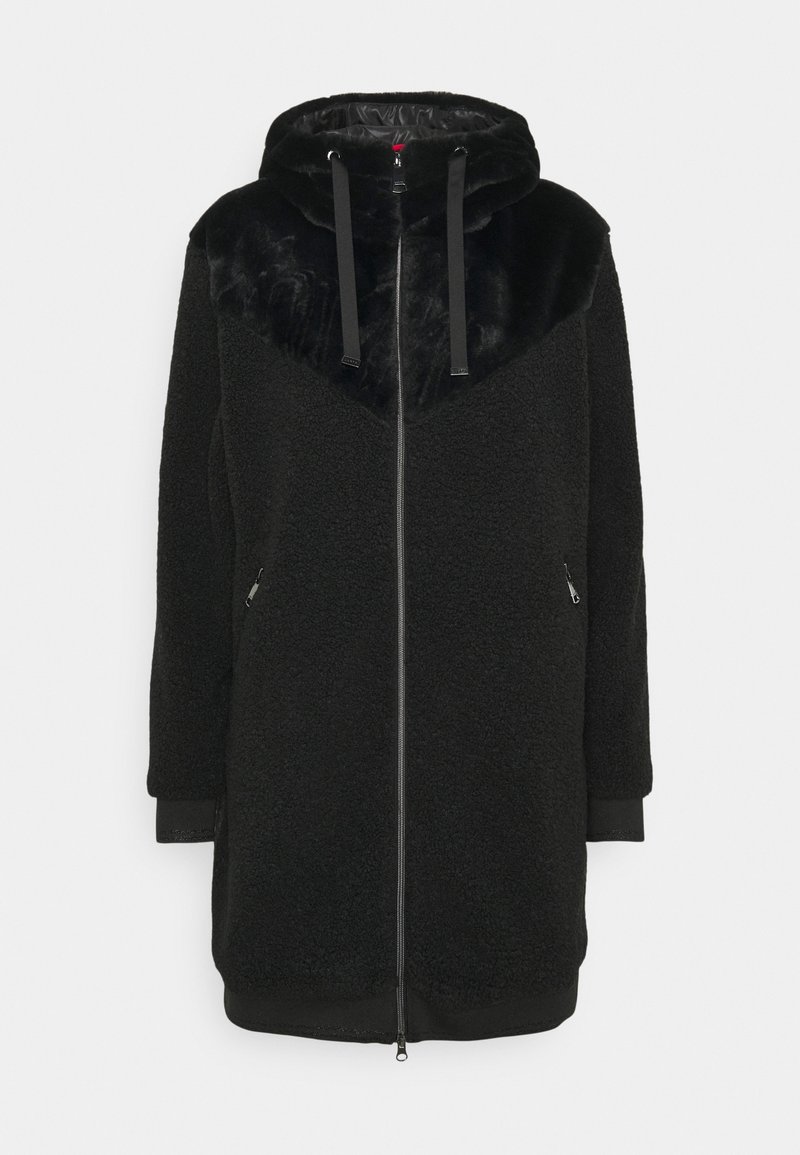 Cappotto in fleece lungo nero con zip, cappuccio, lacci e due tasche laterali con zip, caratterizzato da un tessuto morbido attorno alle spalle e al cappuccio.