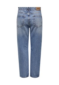 Jean en denim bleu clair à jambes droites, taille haute, avec deux poches arrière et une étiquette de marque en cuir marron sur la ceinture.