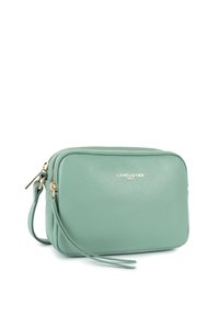 Borsa a tracolla in pelle verde menta con finitura testurizzata, cerniere dorate e tracolla removibile. Logo del marchio sul davanti.