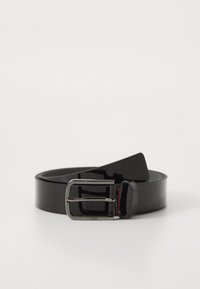 Svart, blank lærbelte med en rektangulær sølvspenne, med røde sømmer som aksent. Jevn tekstur og slank design.