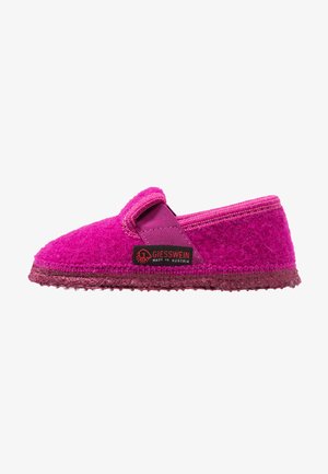 Roze vilten slipper met een afgeronde vorm. Beschikt over een stoffen zijpaneel en een gestructureerde zool. Inclusief een rood label met "Giesswein" merknaam.