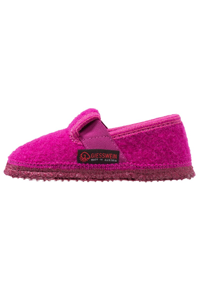 Roze vilten slipper met een afgeronde vorm. Beschikt over een stoffen zijpaneel en een gestructureerde zool. Inclusief een rood label met "Giesswein" merknaam.