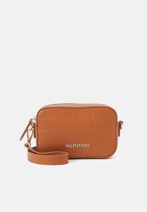 Sac bandoulière rectangulaire couleur camel avec motif texturé, logo doré "Valentino", bandoulière détachable et accessoires dorés sur fond blanc.