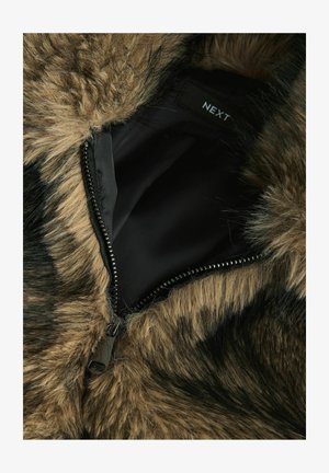 Bruine nepbontjas met een pluche textuur, voorzien van een zwarte binnenvoering en een ritsluiting. Merkenlabel zichtbaar.