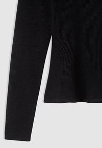 Maglione nero lavorato a maglia con una texture a coste, maniche lunghe e orlo dritto. Il tessuto è morbido con leggera elasticità.