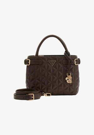 Sac à main matelassé marron avec double poignées courtes, bandoulière réglable, ferrures dorées et accents décoratifs en forme de charms.