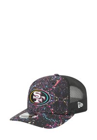 Schwarze Kappe mit lebhaftem Spritzmuster; verfügt über eine gepolsterte Vorderseite und ein Mesh-Rückenteil. Gesticktes SF-Logo in mehreren Farben auf der Vorderseite.