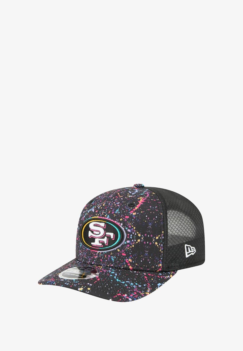 Schwarze Kappe mit lebhaftem Spritzmuster; verfügt über eine gepolsterte Vorderseite und ein Mesh-Rückenteil. Gesticktes SF-Logo in mehreren Farben auf der Vorderseite.