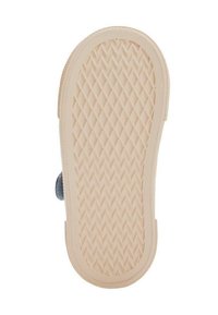 Beige gumová podrážka s texturovaným diamantovým vzorem, zaoblenými okraji a mírným lemem. Viditelné boční knoflíky pro zapínání.
